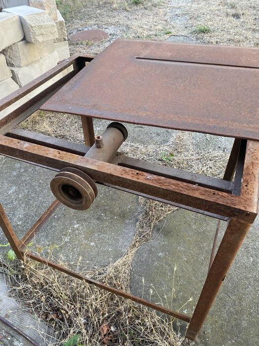 Circular cu banc metalic