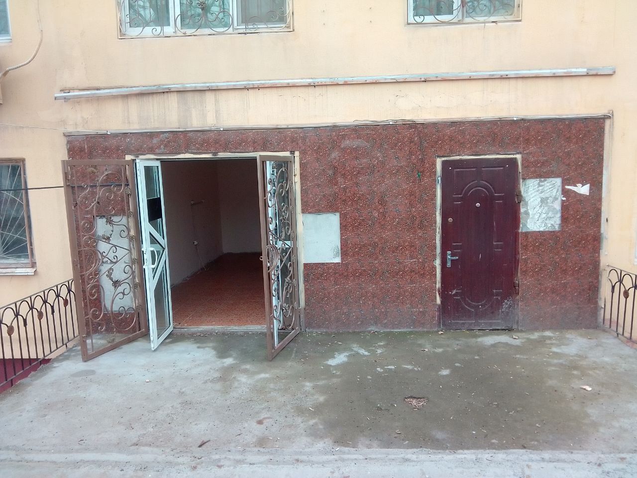 Продается нежилое г. Чирчик 8мкрн. Дом 2.