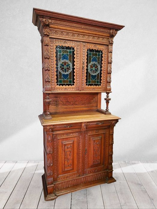Разкошен Ръчно Резбован Дъбов Бюфет С Цветен Витраж