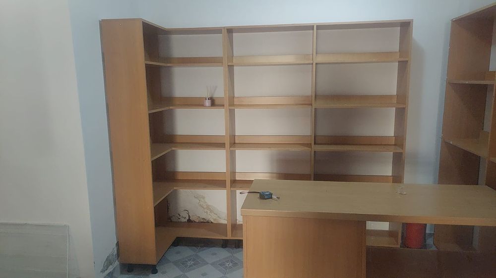 Vand rafturi si vitrine pentru marfă