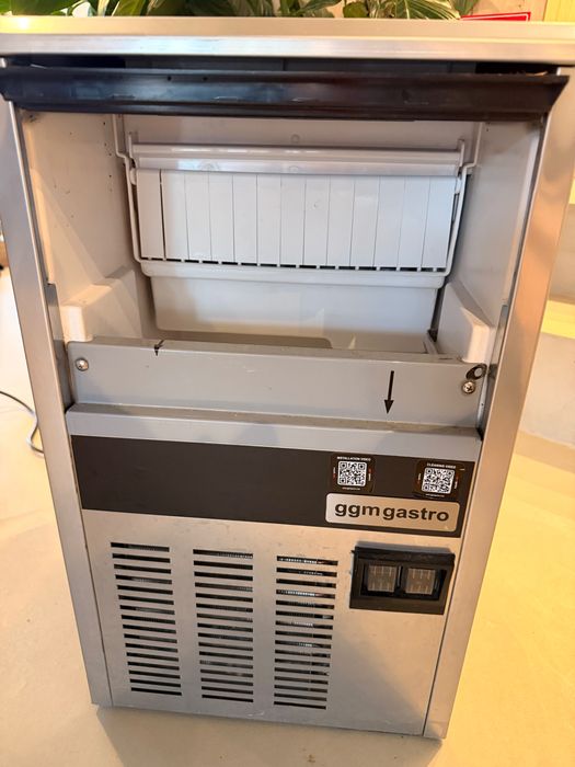 Vand Mașină de gheață - 22 kg / 24 h- stare impecabila + accesorii