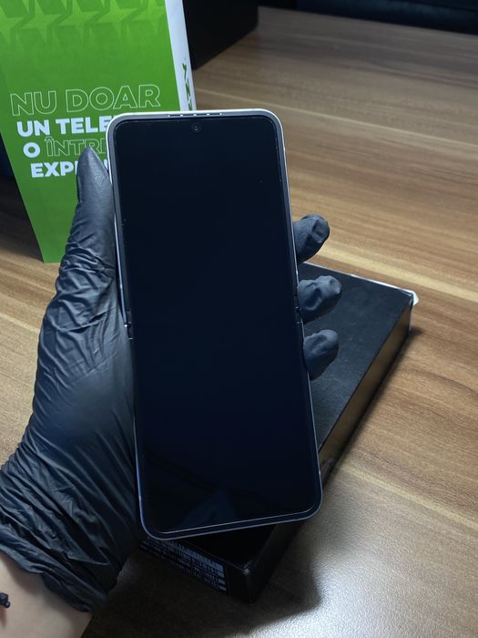 Samsung Galaxy Z Flip 6 Duos / Garanție 12 luni / 256 Gb / Ca nou