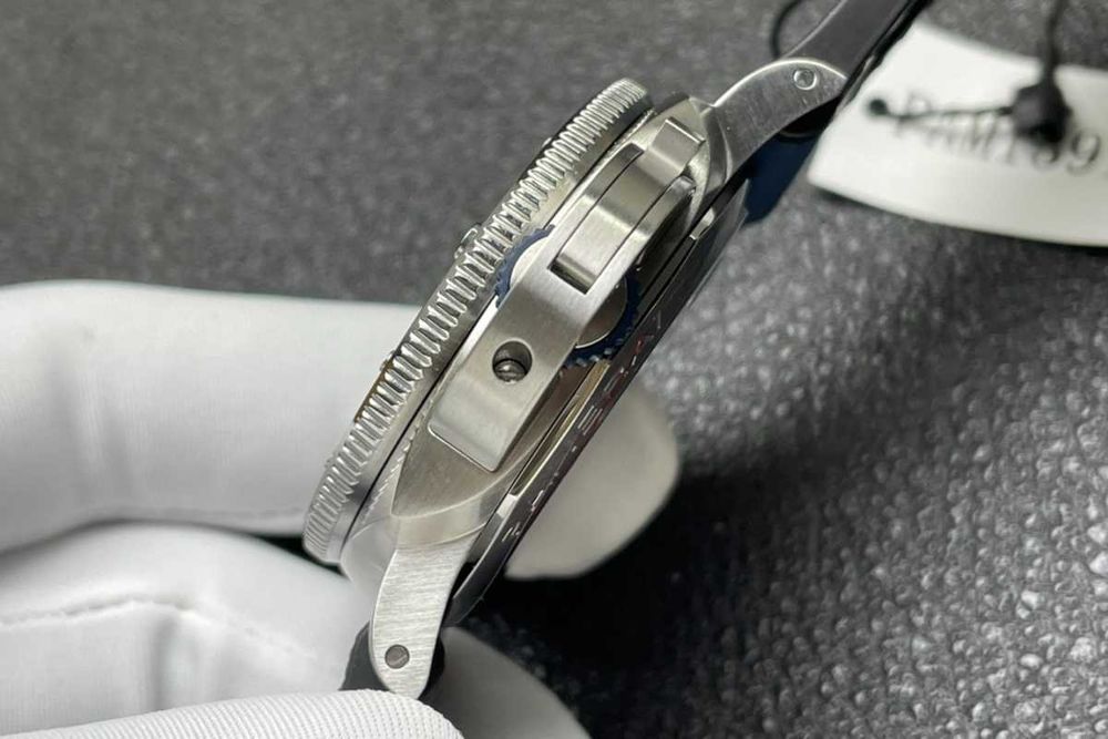 Panerai Submersible Luna Rossa cu mecanism automat