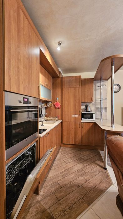 Дава се под наем Тристаен апартамент в Варна, Център - 100 кв.м за 611.49 € - Снимка #2