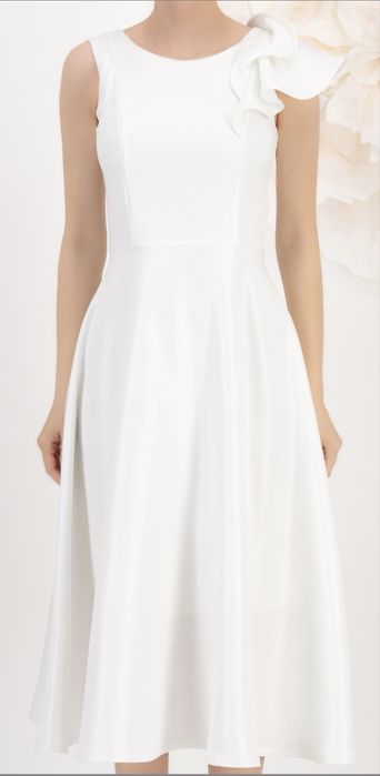 Rochie din stofa alba midi in clos cu volanas pe umar