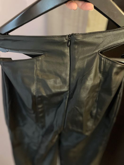 Кожен панталон с крачол тип чарлстон и разрези в талията