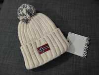 Napapijri зимна дамска шапка. Оригинална нова с етикет. Цена 57