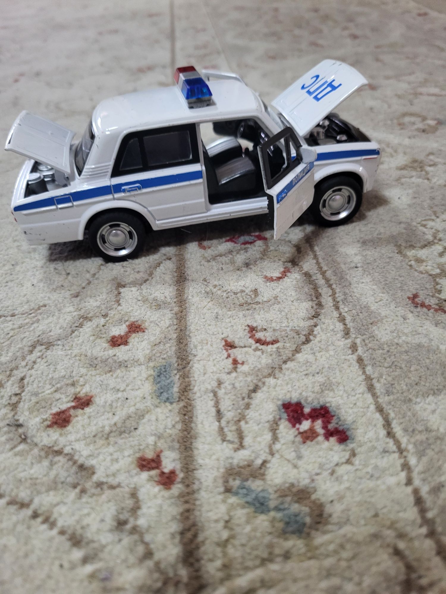 Машинка полиция в хорошем состояние