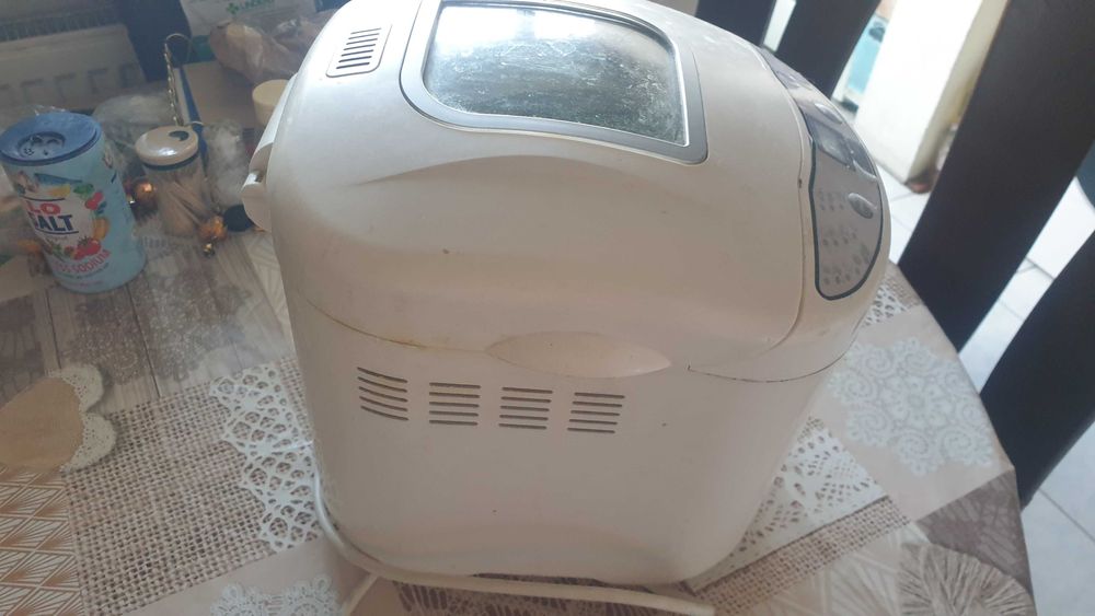 Продавам Хлебопекарна MOULINEX с 1 бъркалка и 12 програми !