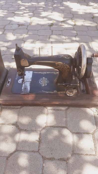 Стара рачна шевна машина жонкар