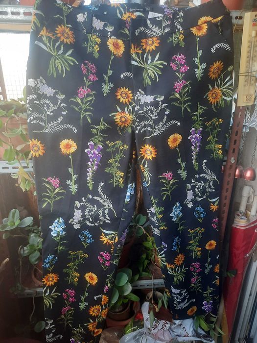 pantaloni cu flori