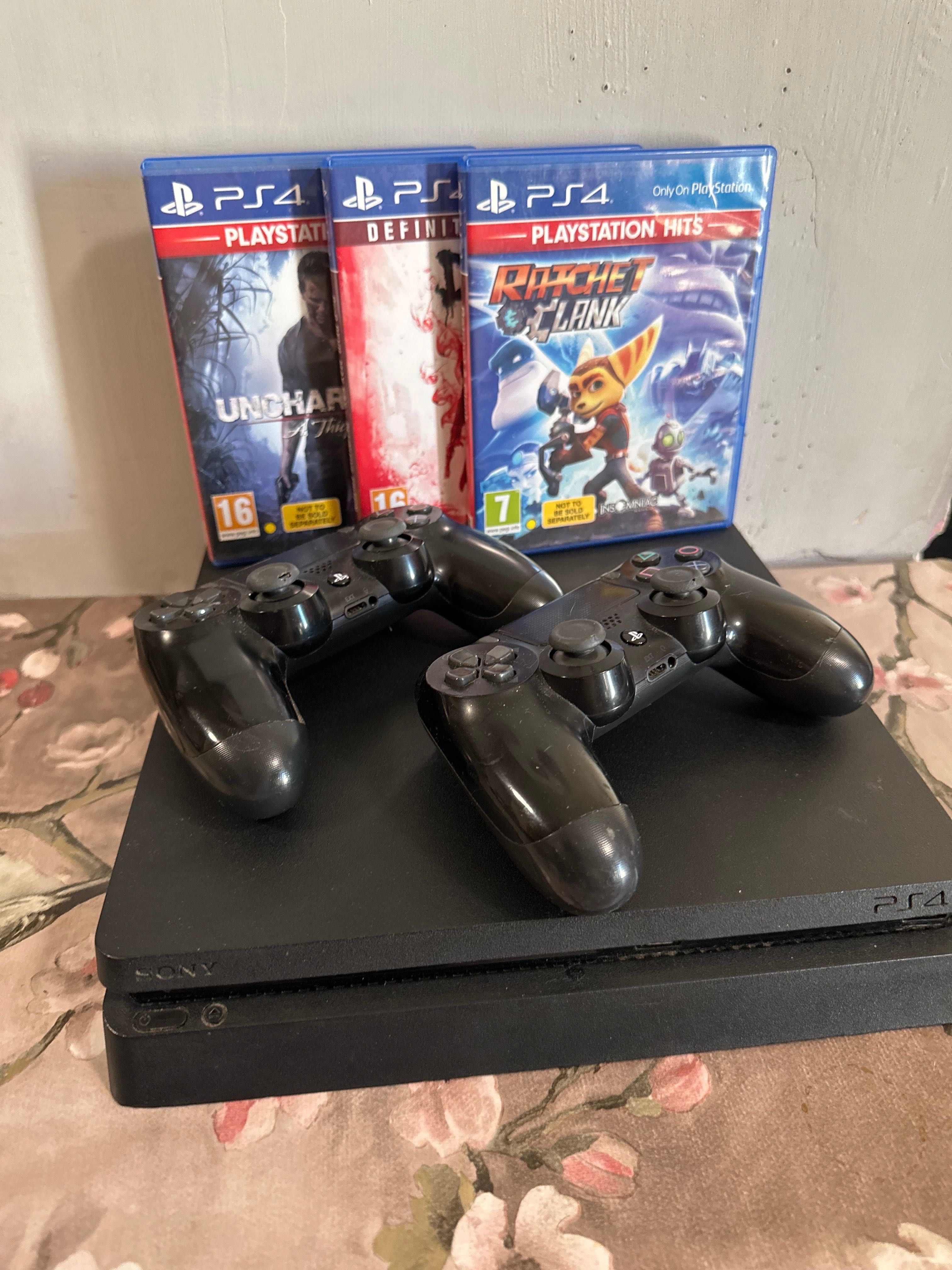 PlayStation 4 slim с два джойстика и 3 игри