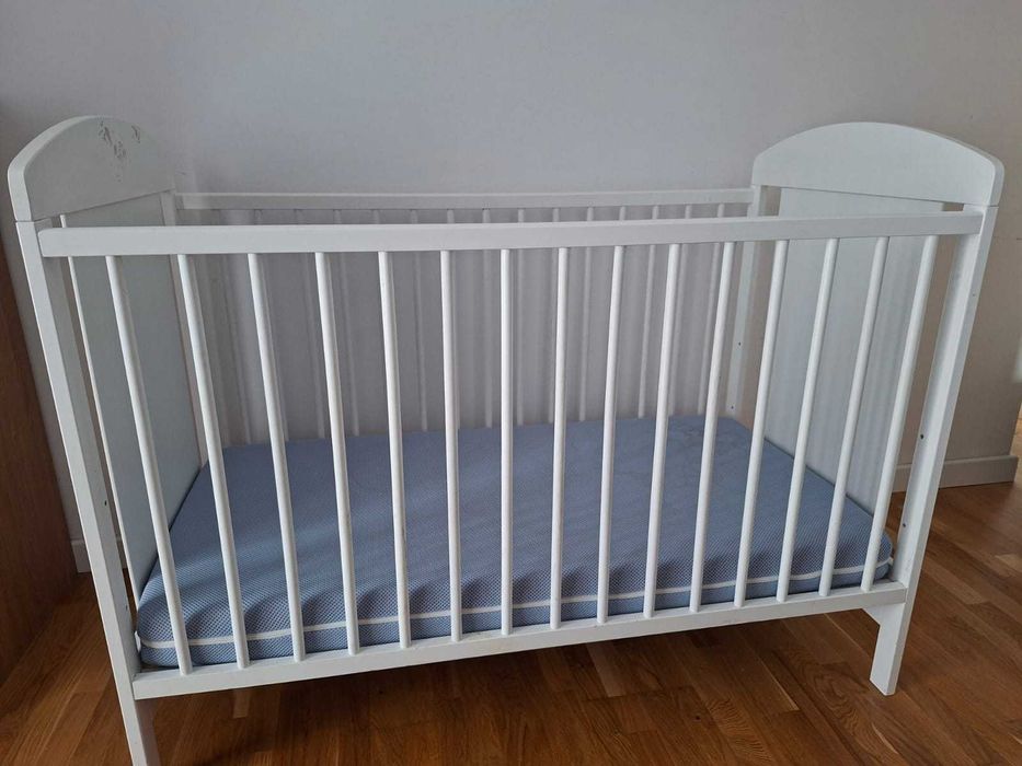 Vând pătuț din lemn cu saltea de cocos