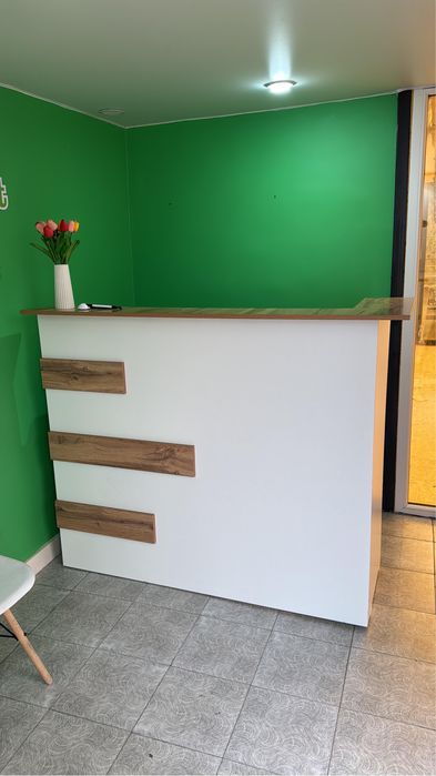 Ресепшен-стол со стульчиками.