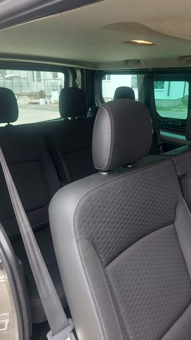 Vand sau schimb  opel vivaro 8+1  euro 6