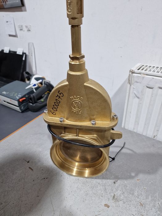 Vana robinet 6 toli împort Italia preț 1390 lei  tel 0751 56