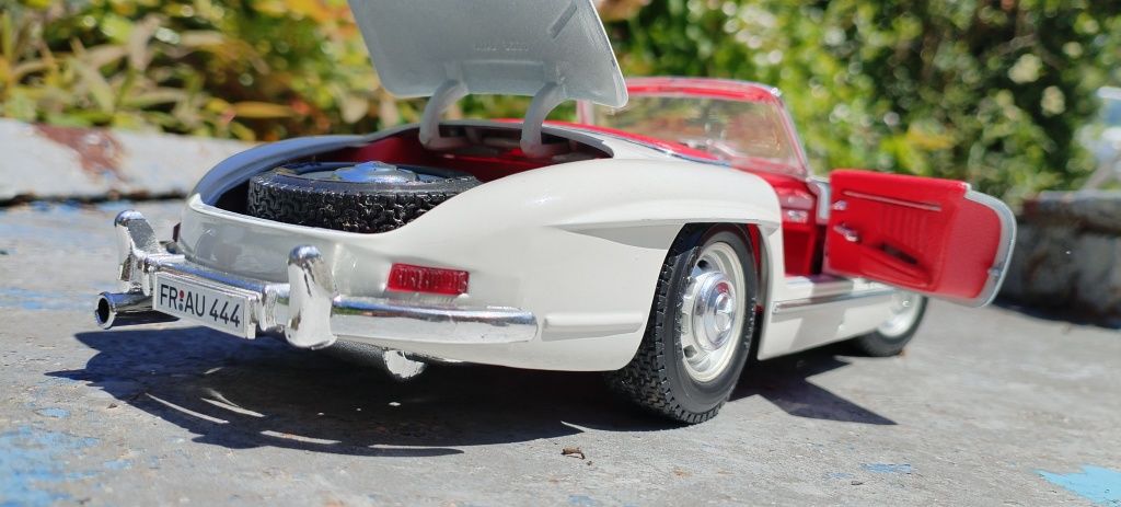 Mercedes Benz 300SL 1:18 1/18 Burago метална количка