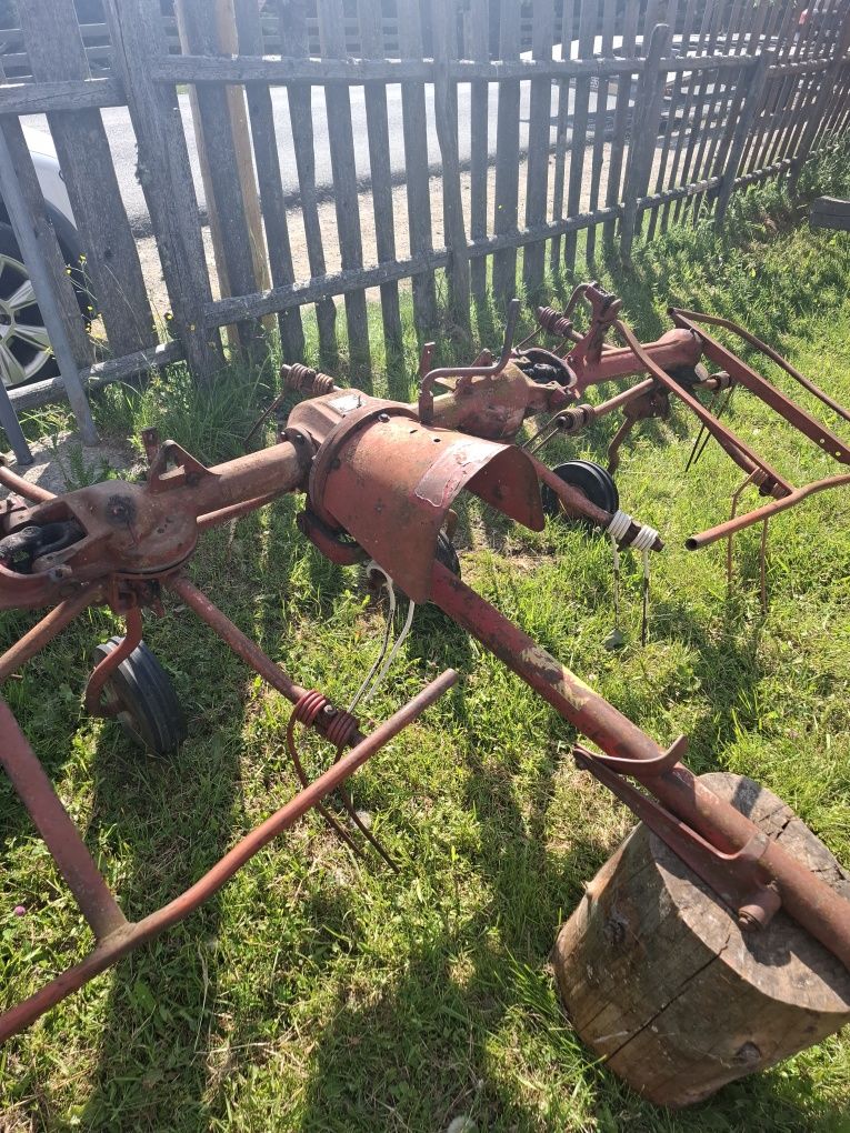 Utilaje. Greble adunat împrăștiat fin