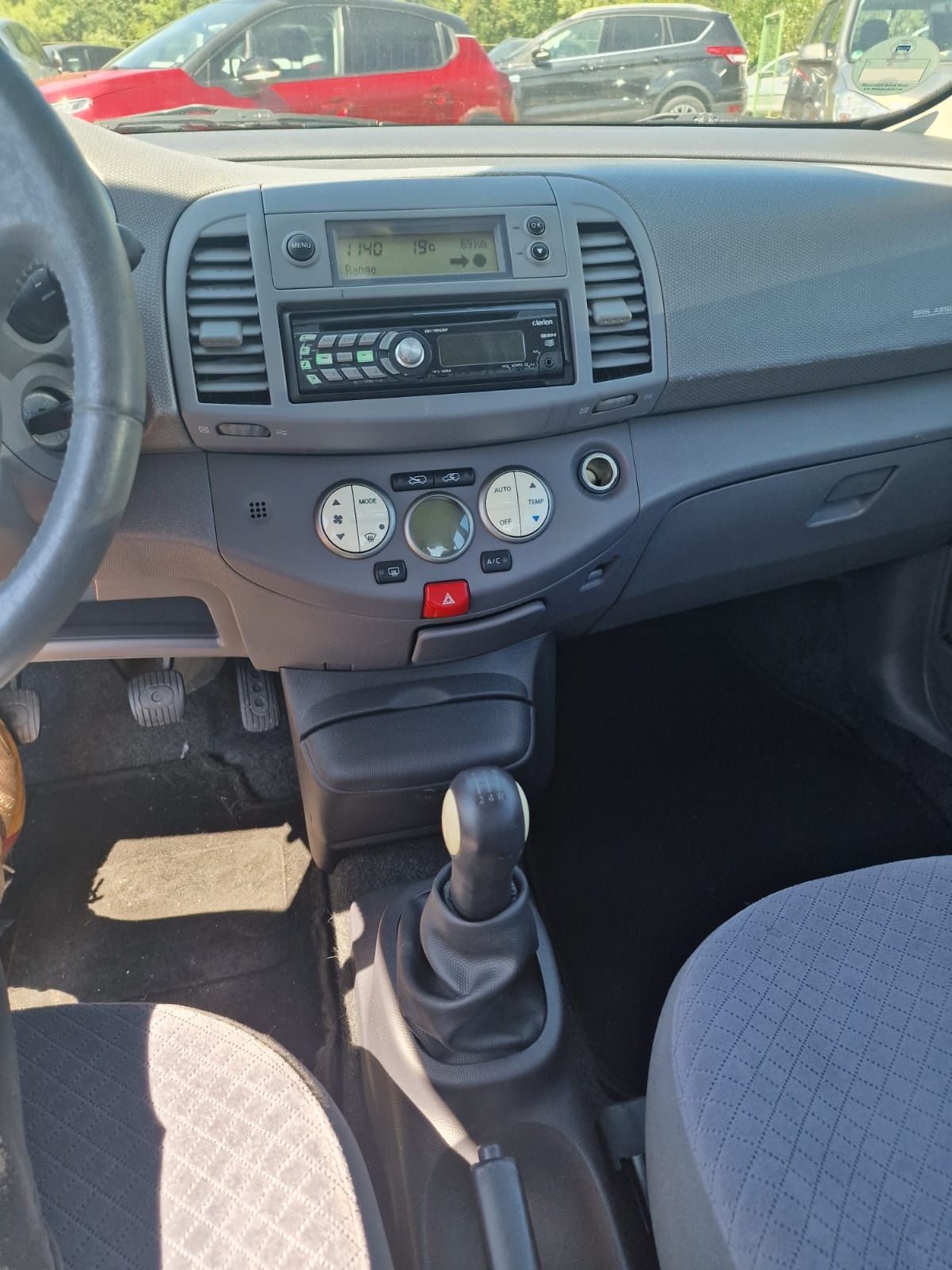 Nissan Micra rosu