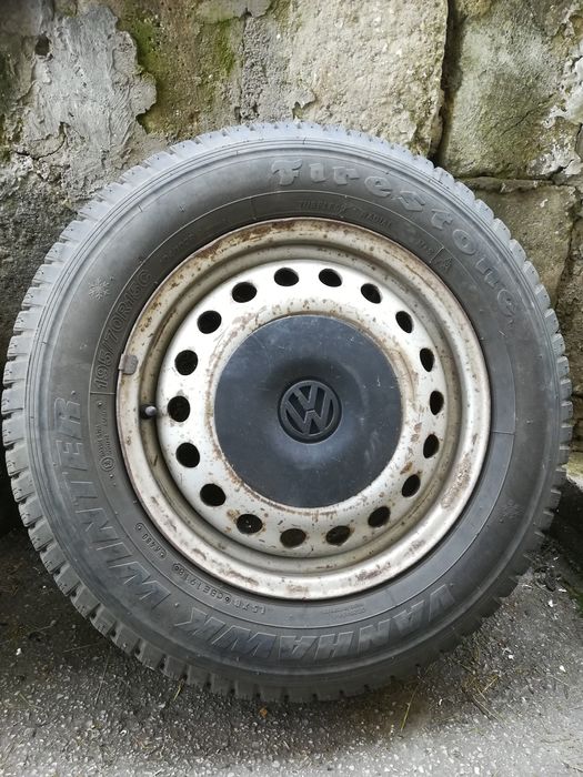Продавам четири броя гуми с джанти и капачки за бус VW Transporter