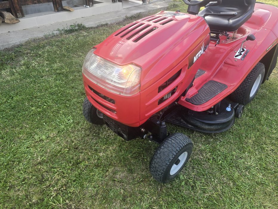 Tractoras de gazon iarba