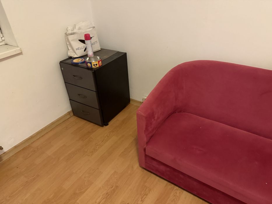 Canapea roz compactă – ideală pentru spații mici