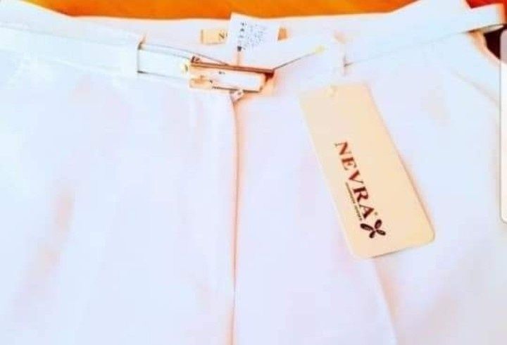 Pantaloni dama albi eleganți, curea inclusa,diverse marimi