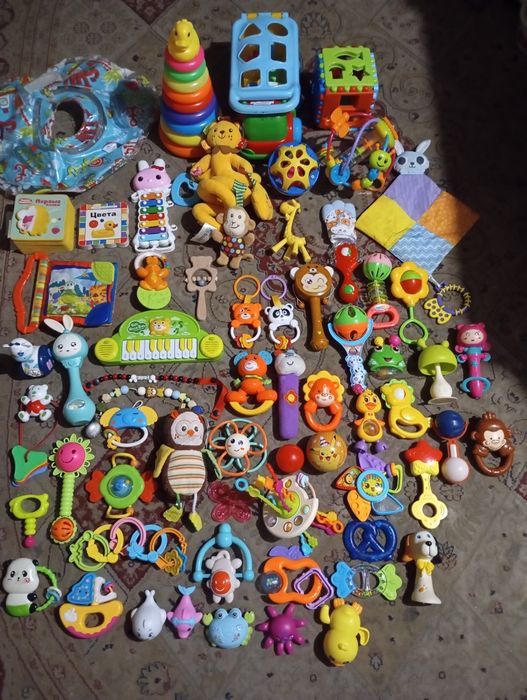 Продам недорого игрушки для маленьких