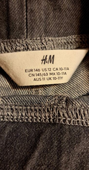 • Vând set 2 perechi de blugi, 140-146 cm •