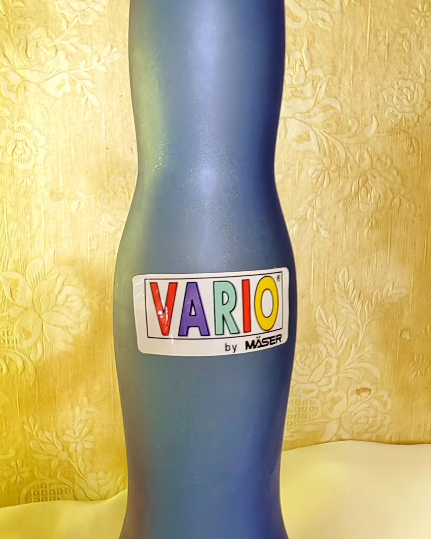 Весели стъклени високи бутилки с коркови тапи от серията Vario by Mäse