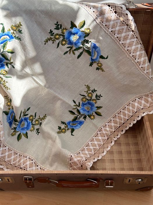 Красива квадратна покривка с изящна бродерия