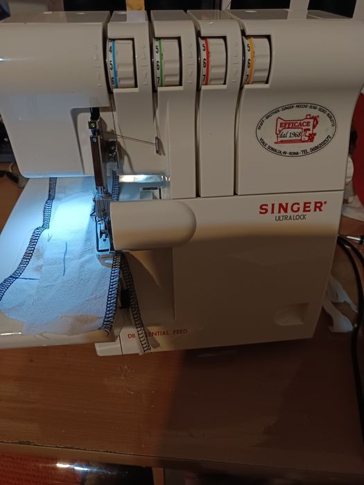 Mașină surfilat și cusut .