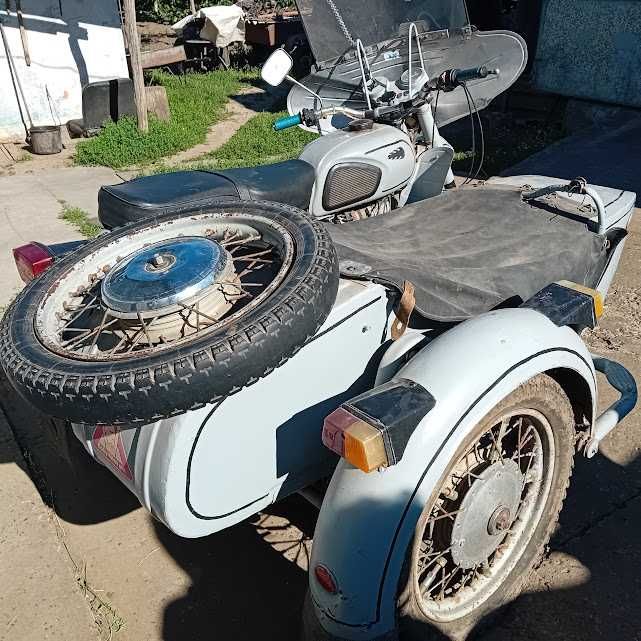 Motocicleta Dnepr MT16 trage rota atas