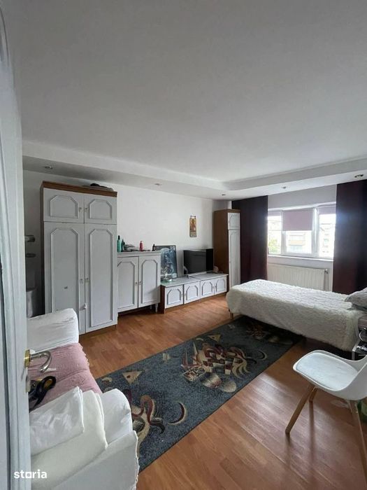 De vânzare apartament 3 camere, zona Favorit, 65.000 euro