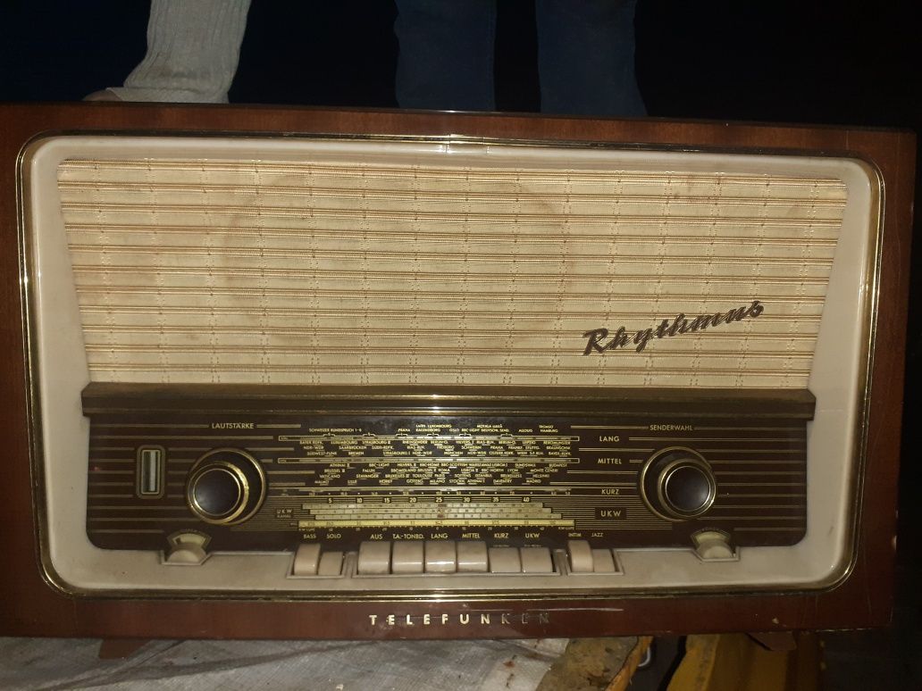 Radioul Teleefunken vechi instare buna