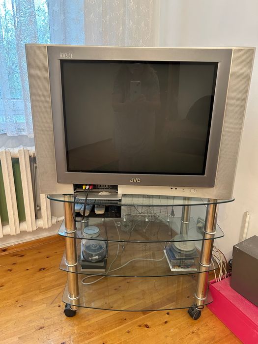 Телевизор JVC  и тумбочка