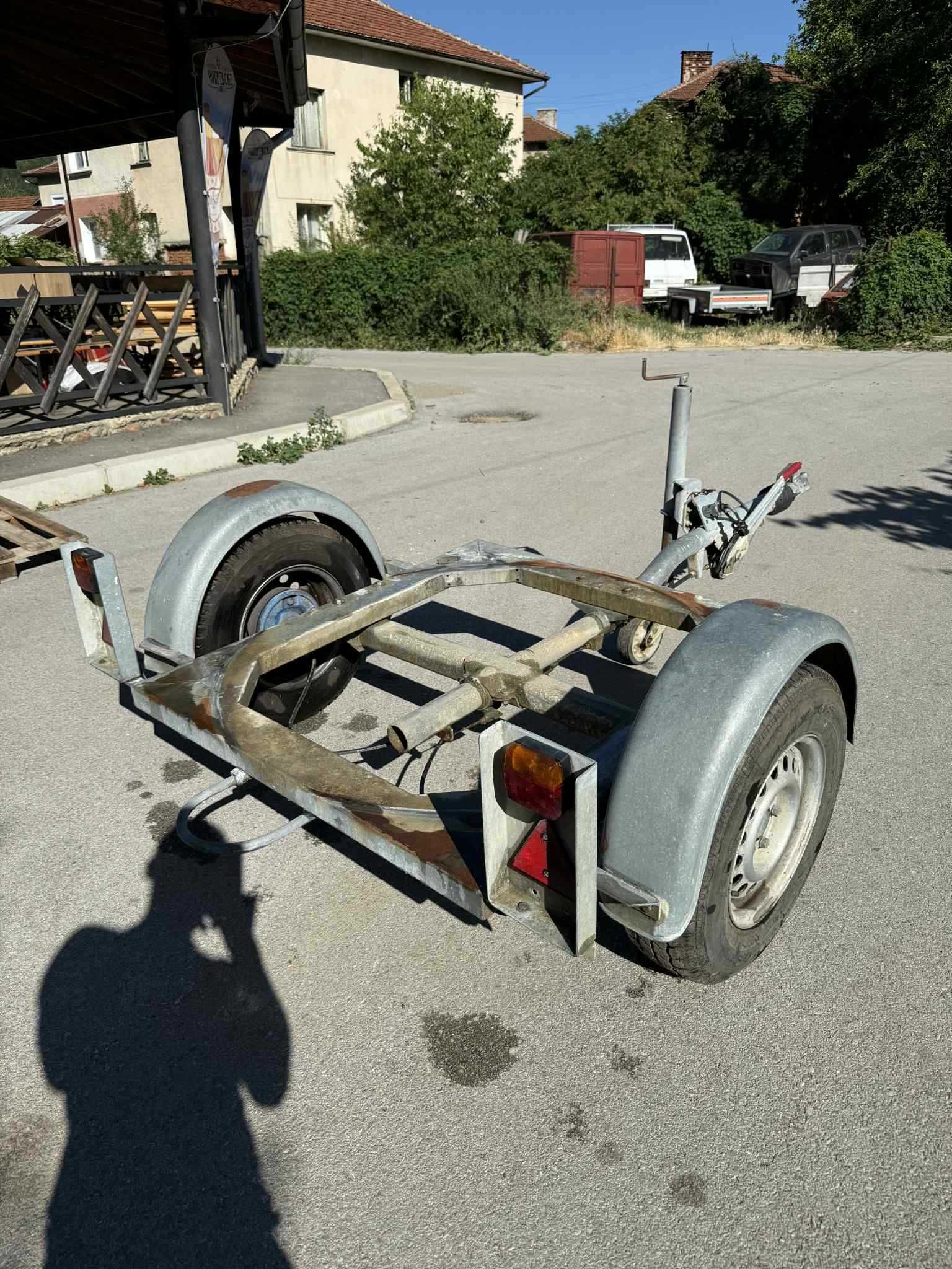 Ремарке с инерционна спирачка и помощно колело