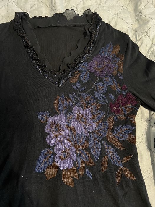 Прекрасна, ефектна блуза с бродерия, ламе и дантела на деколте и ръкав