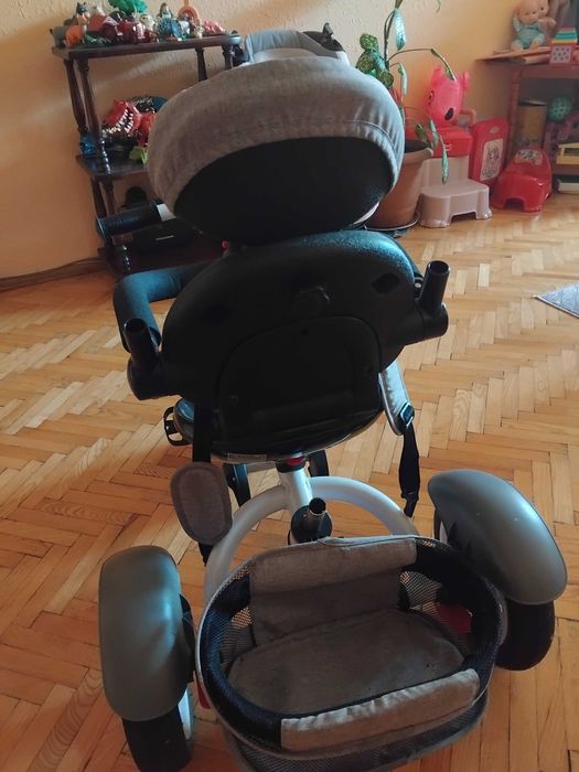 Детска триколка,изключително запазена,със подвижен сенник