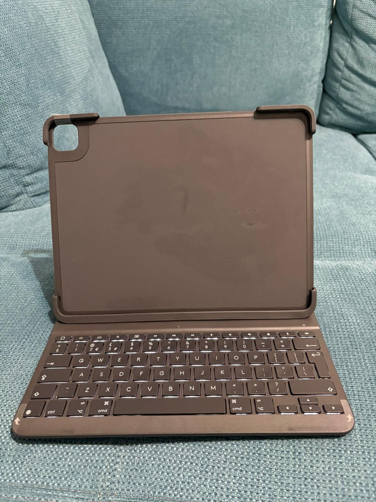 Husa cu tastatura iluminata Logitech Slim Folio Pro.