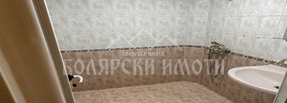 Просторен и уютен тристаен апартамент до Езикова гимназия