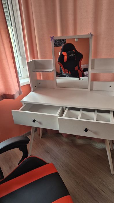 Тоалетка с огледало