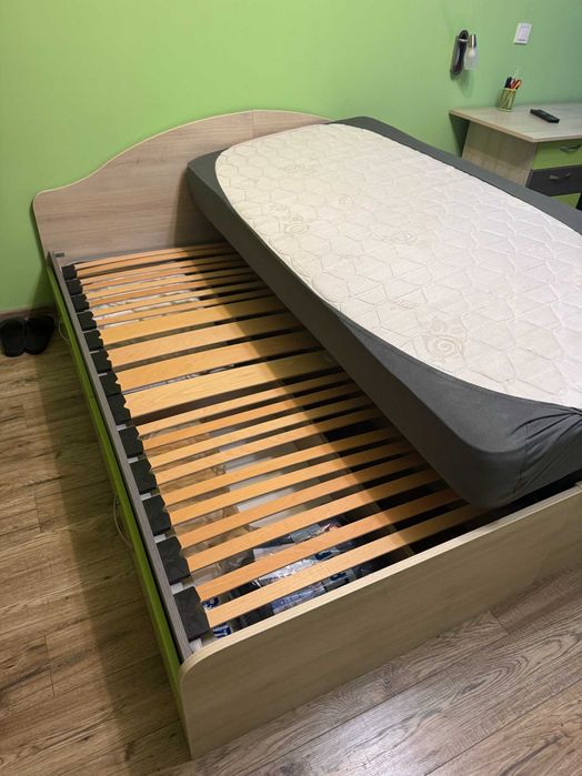 Легла с чекмеджета + матраци 90/200 , дъб  + светло зелено
