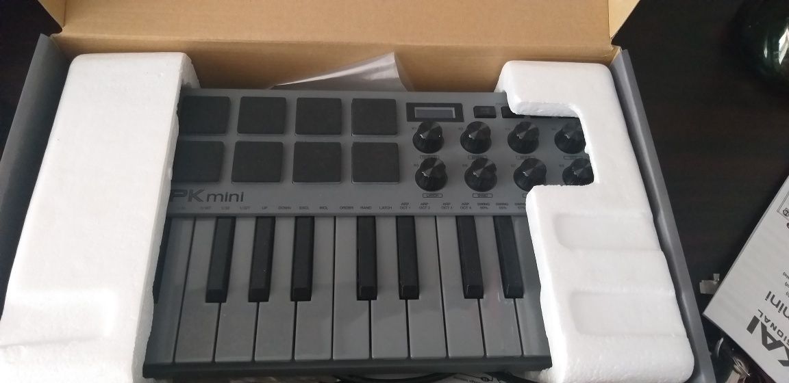 Продаётся AKAI MPK mini