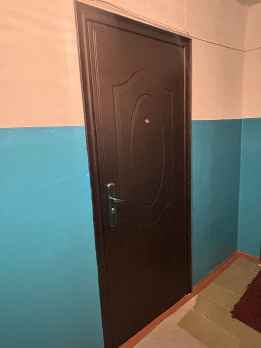 ВХОДНАЯ ДВЕРЬ,в хорошем состоянии