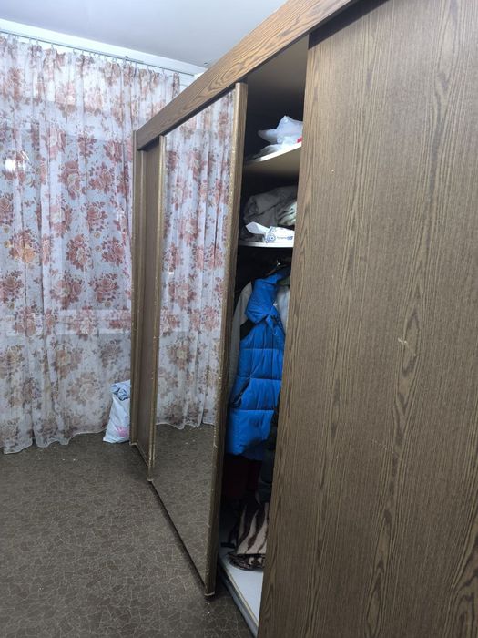 Продается шкаф большой в спальню
