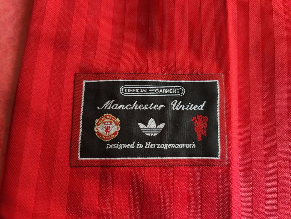 Футболни тениски Manchester United 2025/2026 3rd и retro