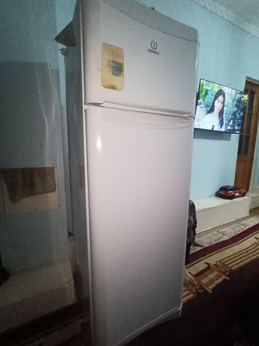 Холодильник Indesit