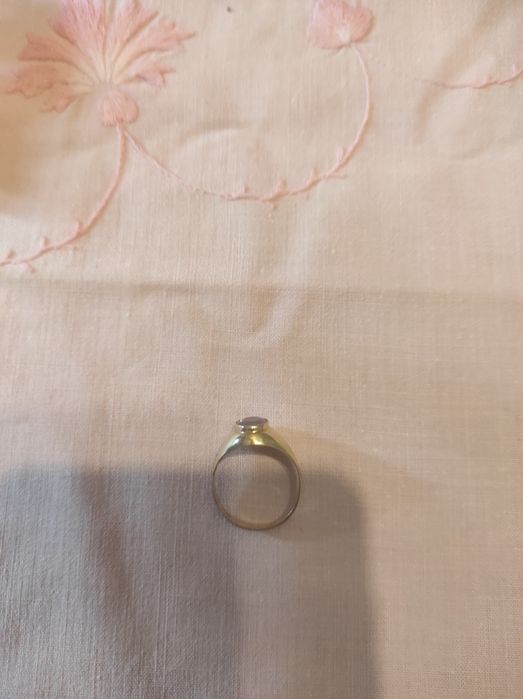 Vând inel aur cu piatră pentru femei