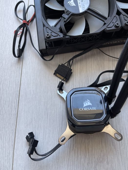 • Cooler RGB  • CORSAIR • liquid •